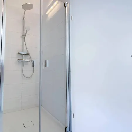 Modern Living In Center - Stylish & Convenien